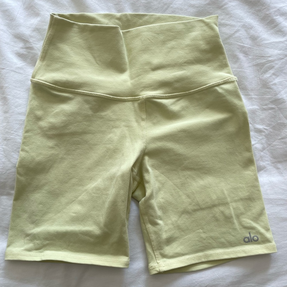 ALO YOGA pale yellow biker short